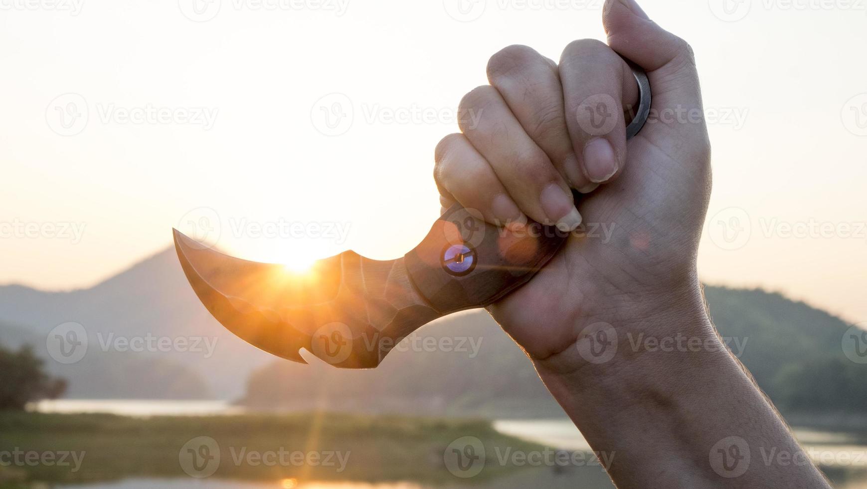 karambitkniv i damhand taktisk fighter foto