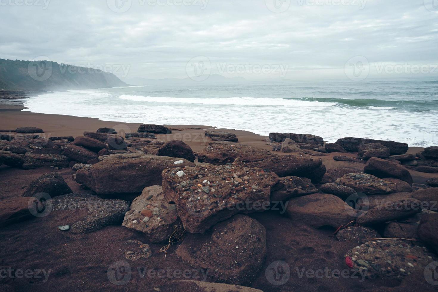 strandlandskap i kusten i bilbao spanien foto