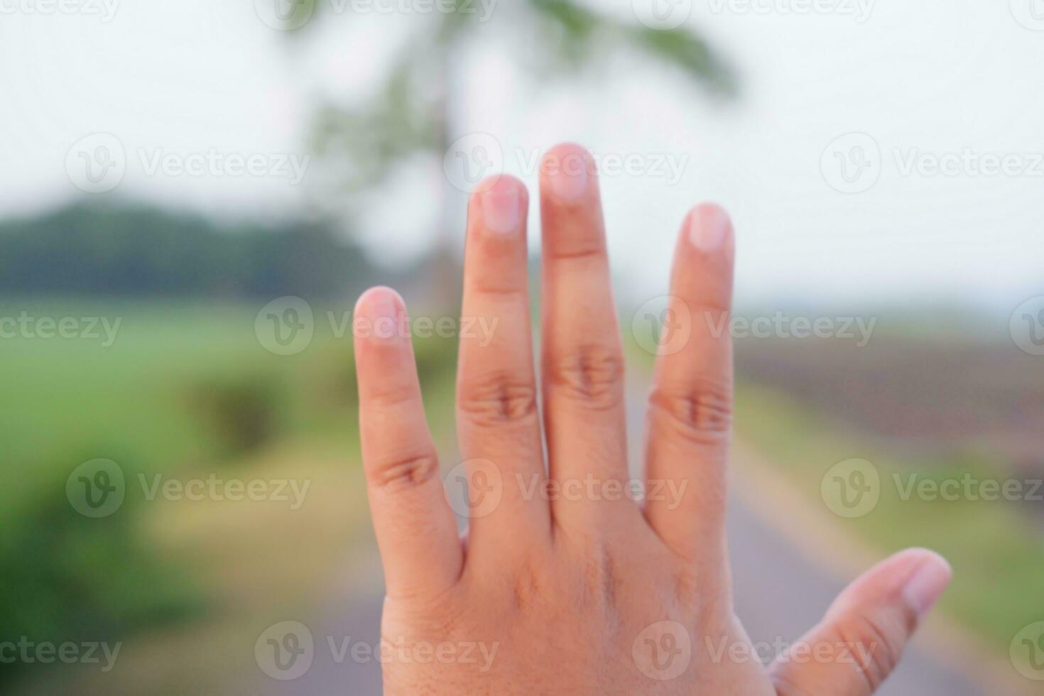 närbild av mänsklig hand på fläck natur bakgrund. kopia Plats foto