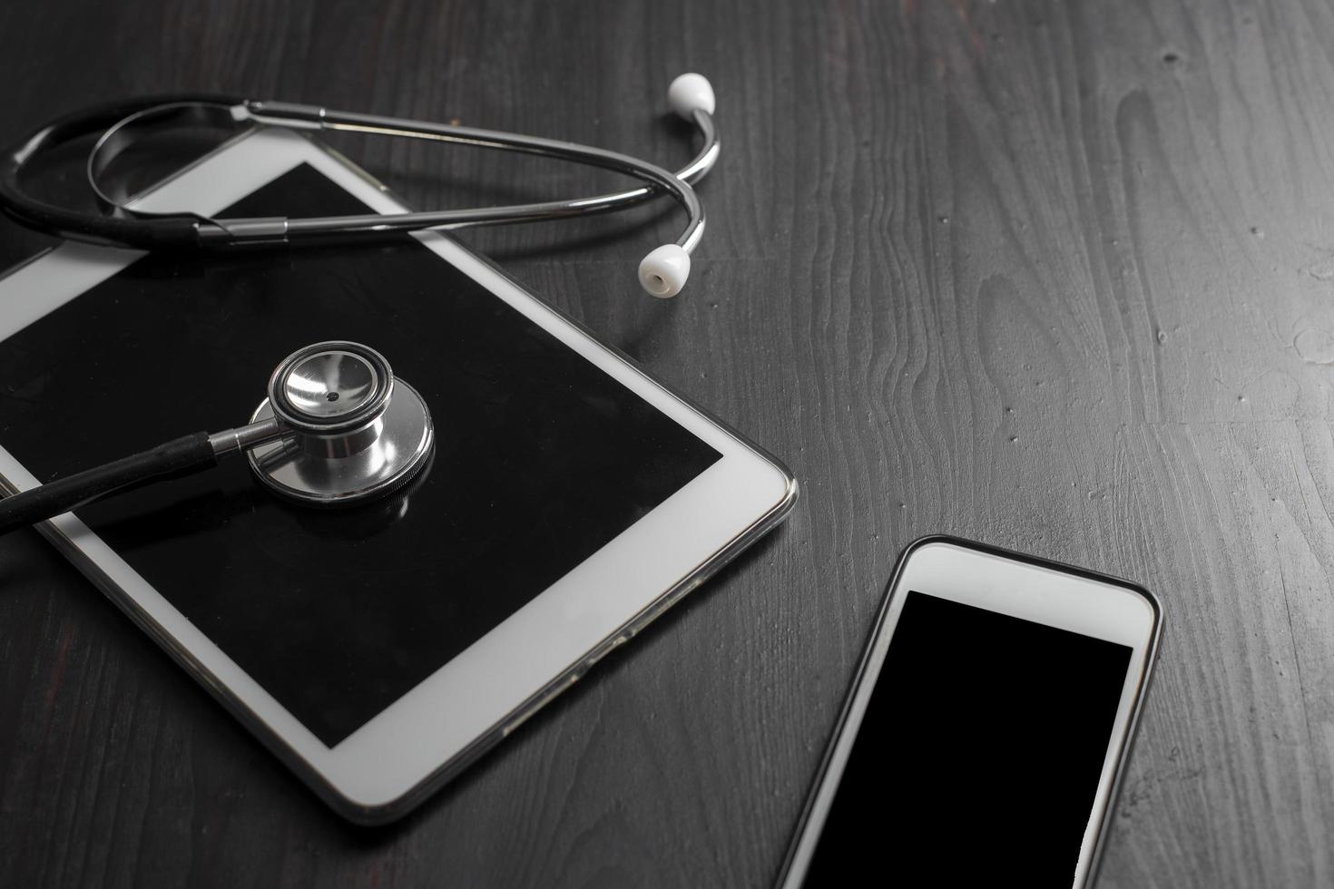närbild av medicinsk stetoskop på tablettdator foto
