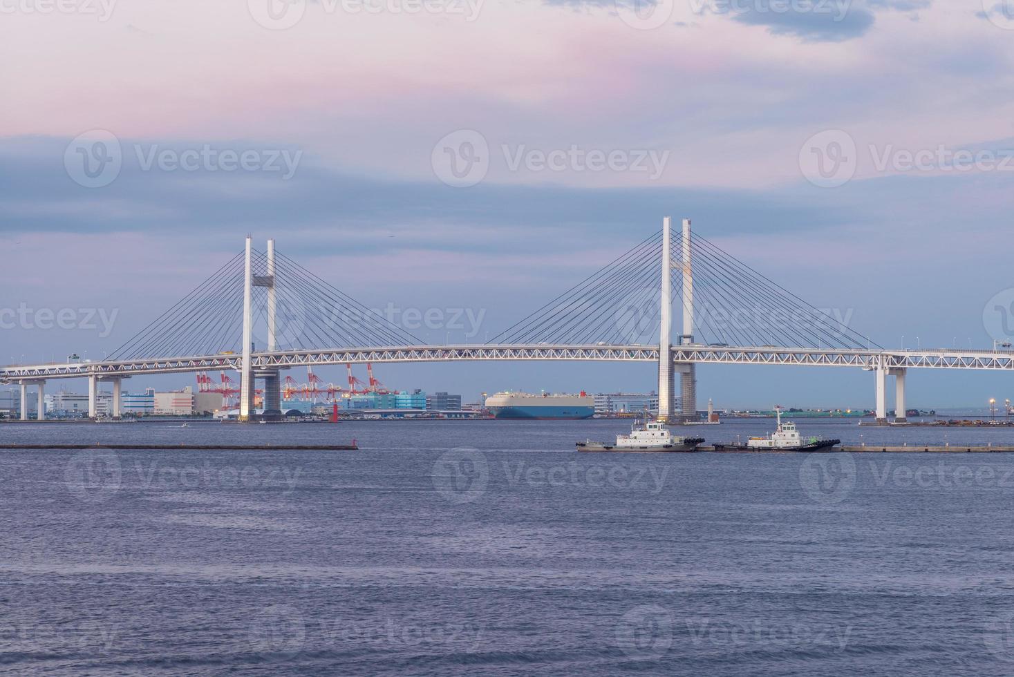Yokohama Bay Bridge i Japan i skymningen foto