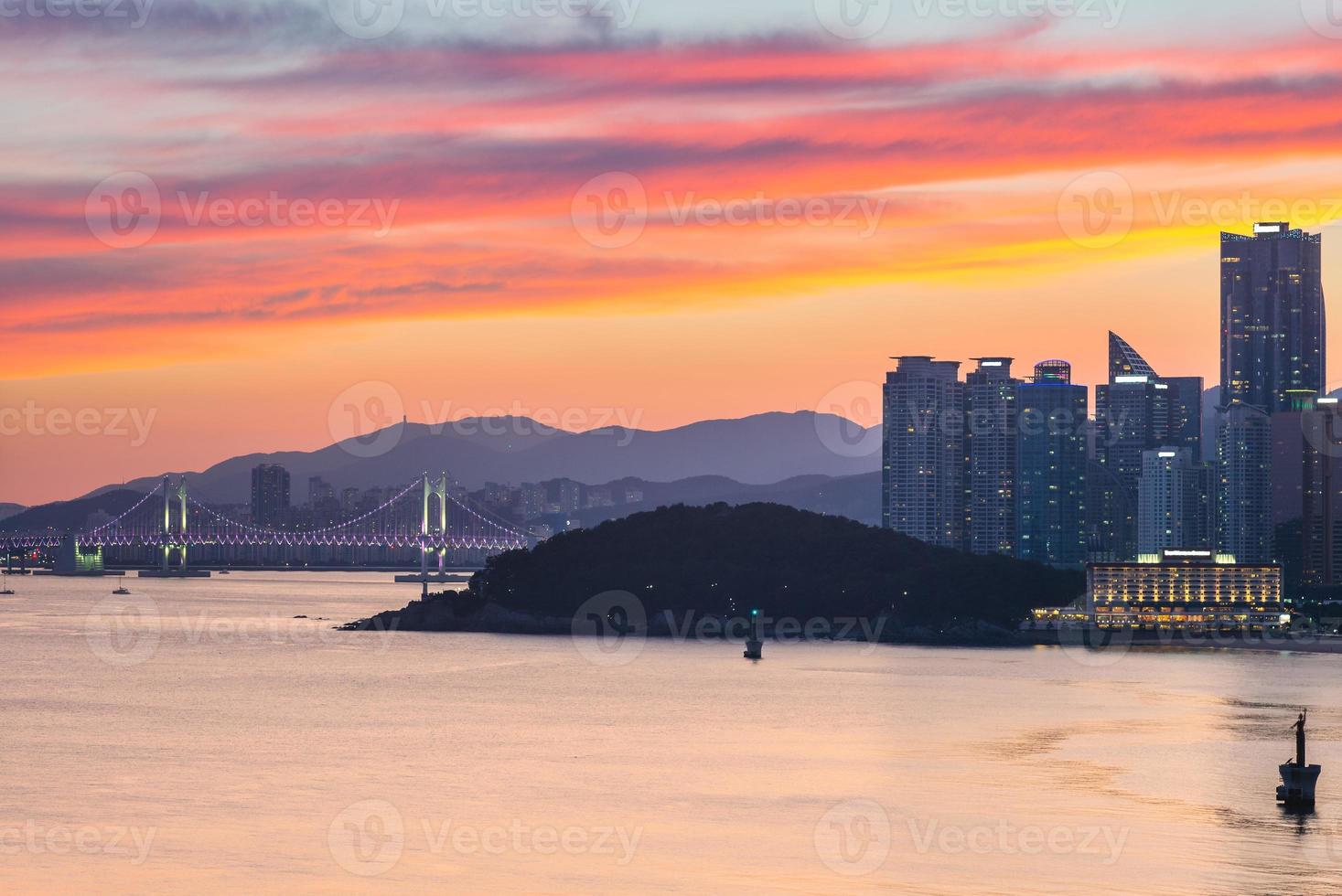 gwangan bro och skyline av haeundae i busan, Sydkorea foto