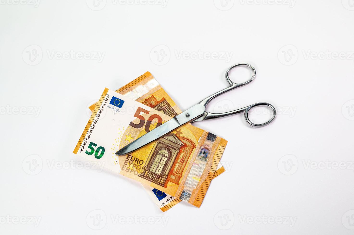 klippa 50 euro räkningar med sax foto