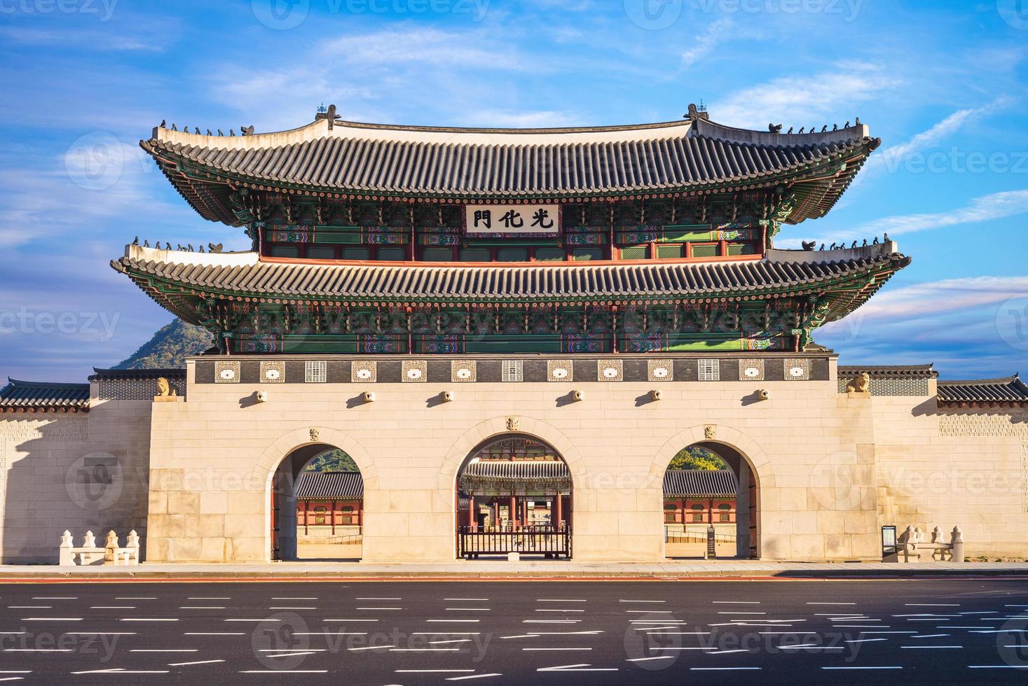 gwanghwamun, huvudporten till Gyeongbokgung-palatset i Seoul, Sydkorea foto