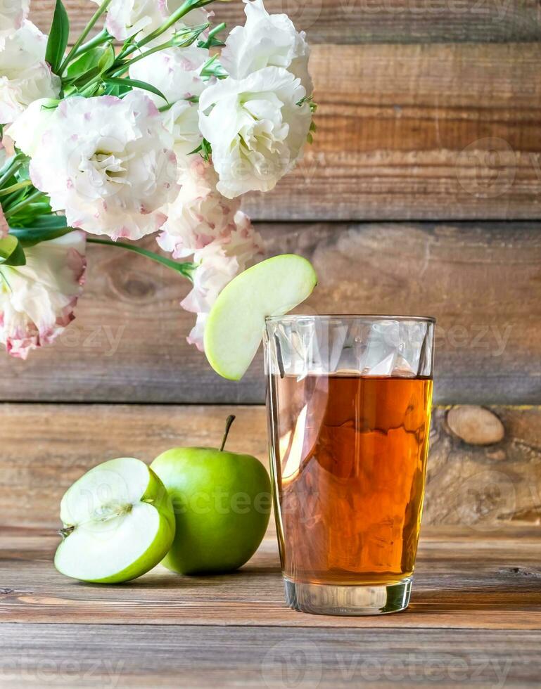 glas äppeljuice foto