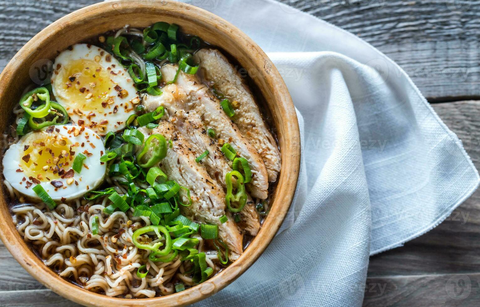 skål av kyckling Ramen soppa på de trä- tabell foto