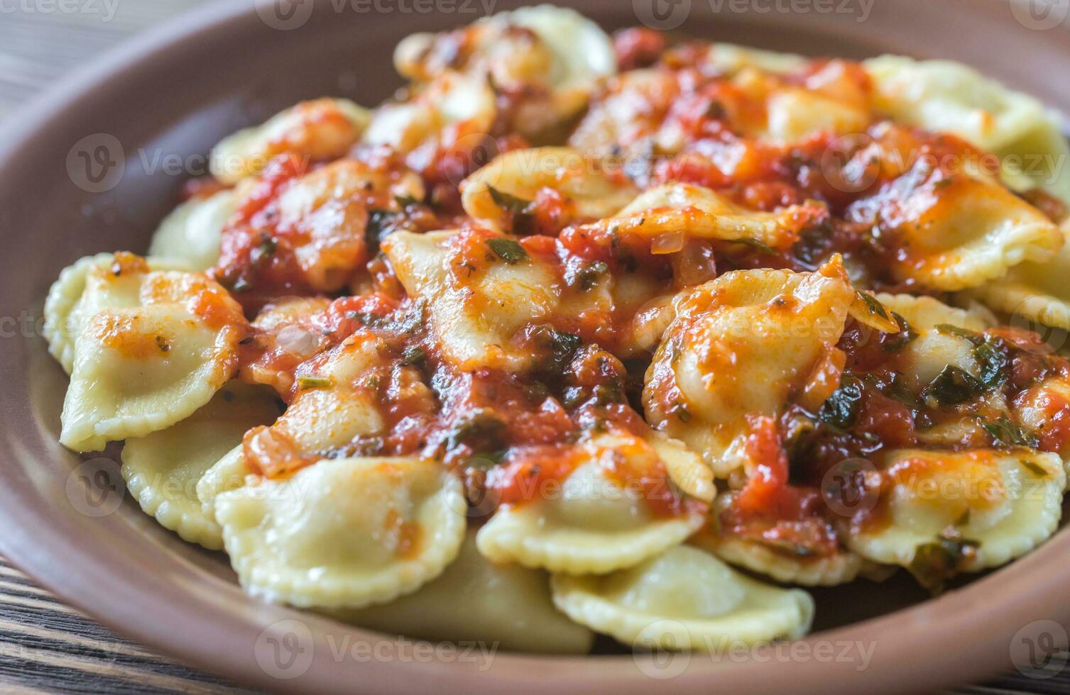 del av ravioli med marinara sås foto