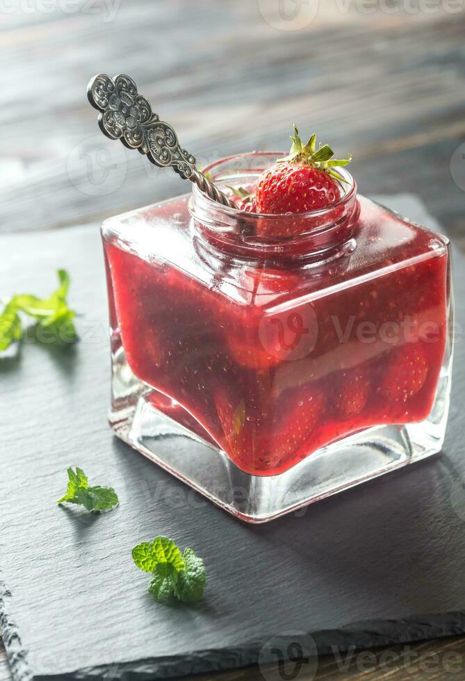 glas burk av jordgubb sylt foto