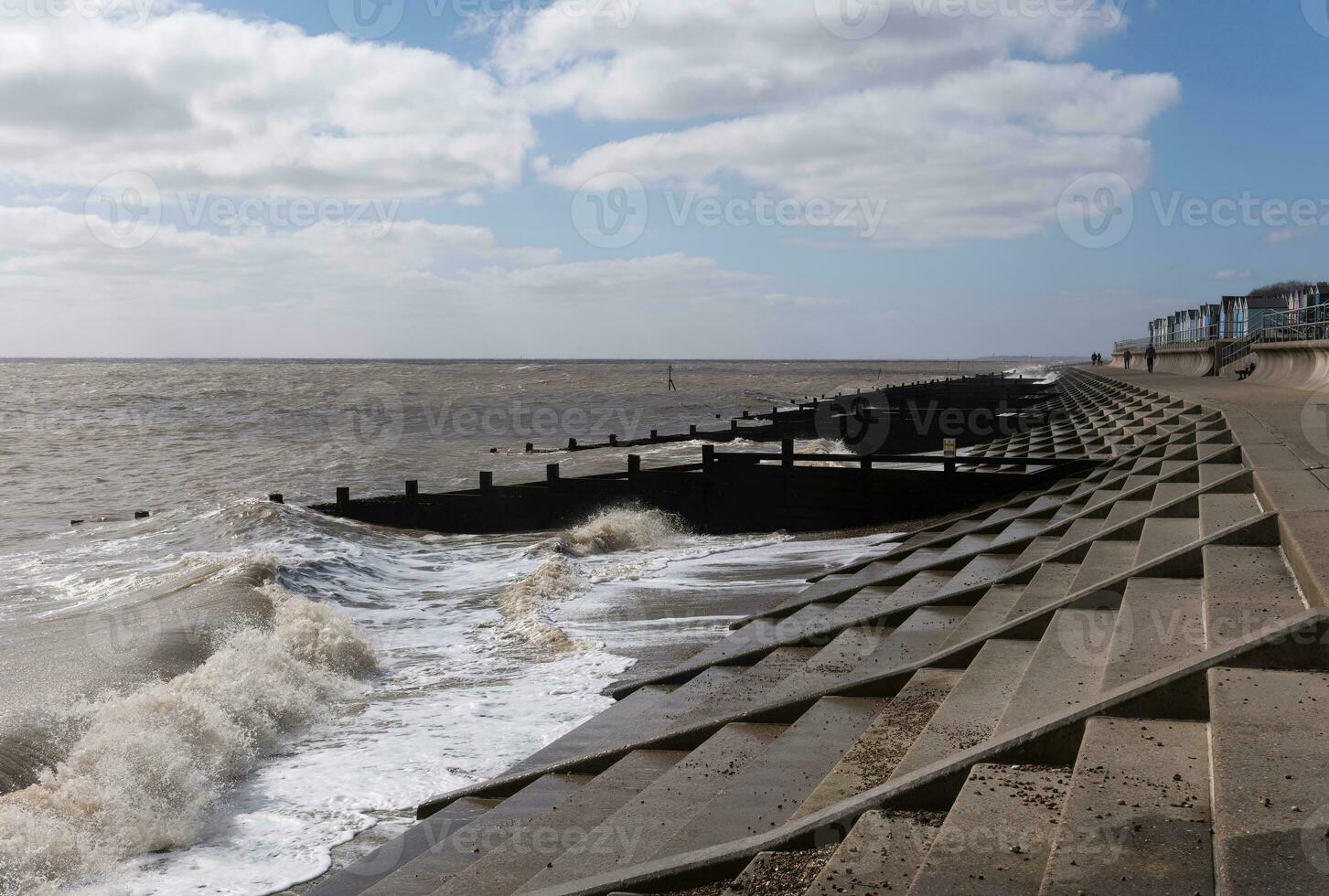 sjövägg försvar på felixstowe i suffolk foto