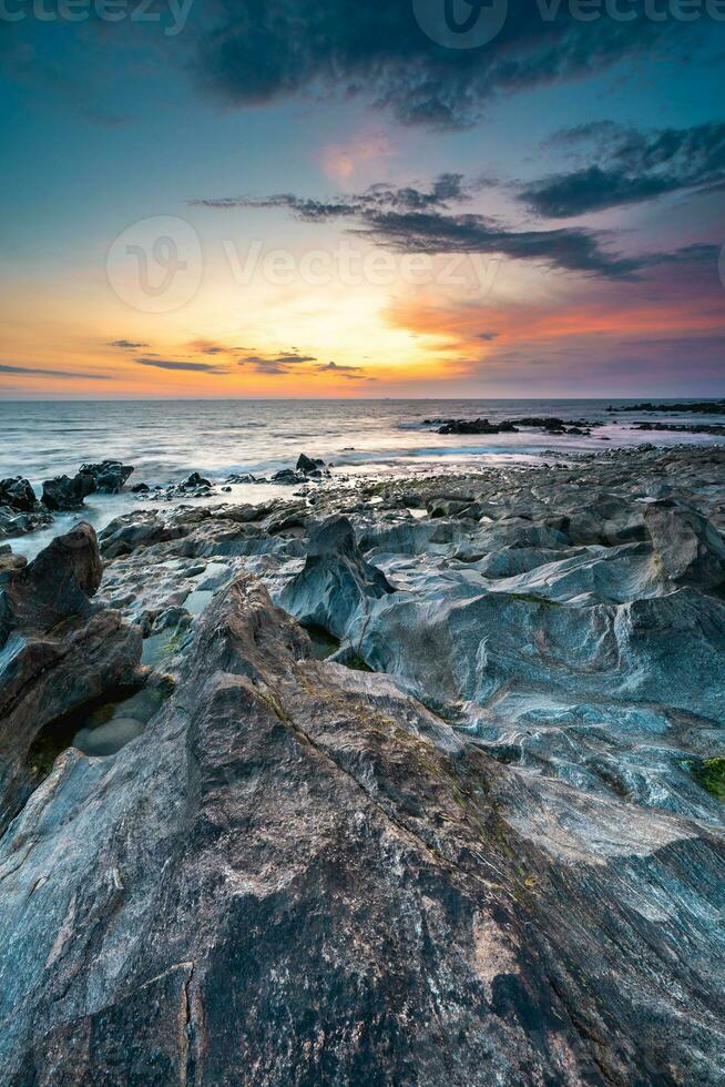 solnedgång på de klippig strand på vila nova de gaia, portugal. foto