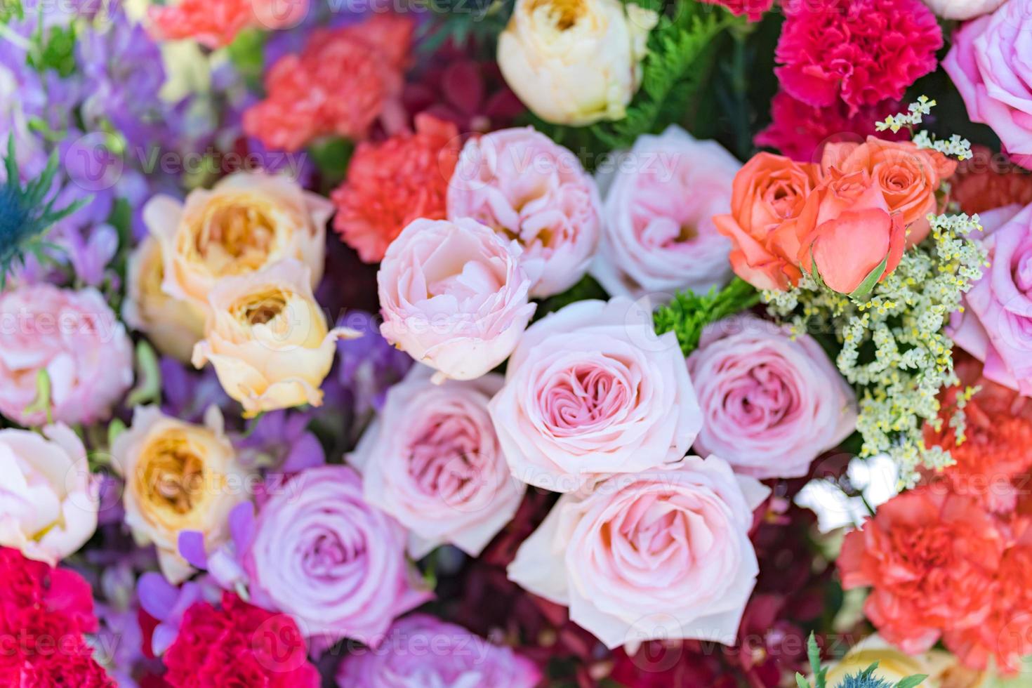 blandade mångfärgade rosor i blommig dekor, färgglada bröllop blommor bakgrund foto