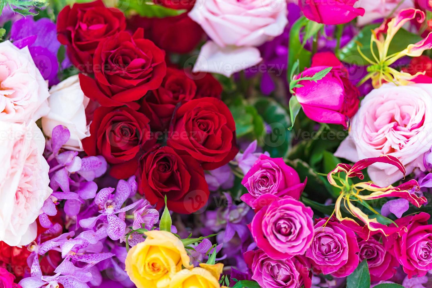 blandade mångfärgade rosor i blommig dekor, färgglada bröllop blommor bakgrund foto