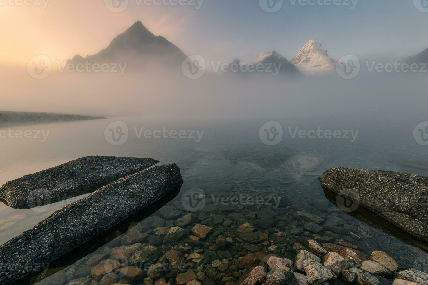 landskap av montera assiniboine i dimmig på magog sjö på de morgon- foto