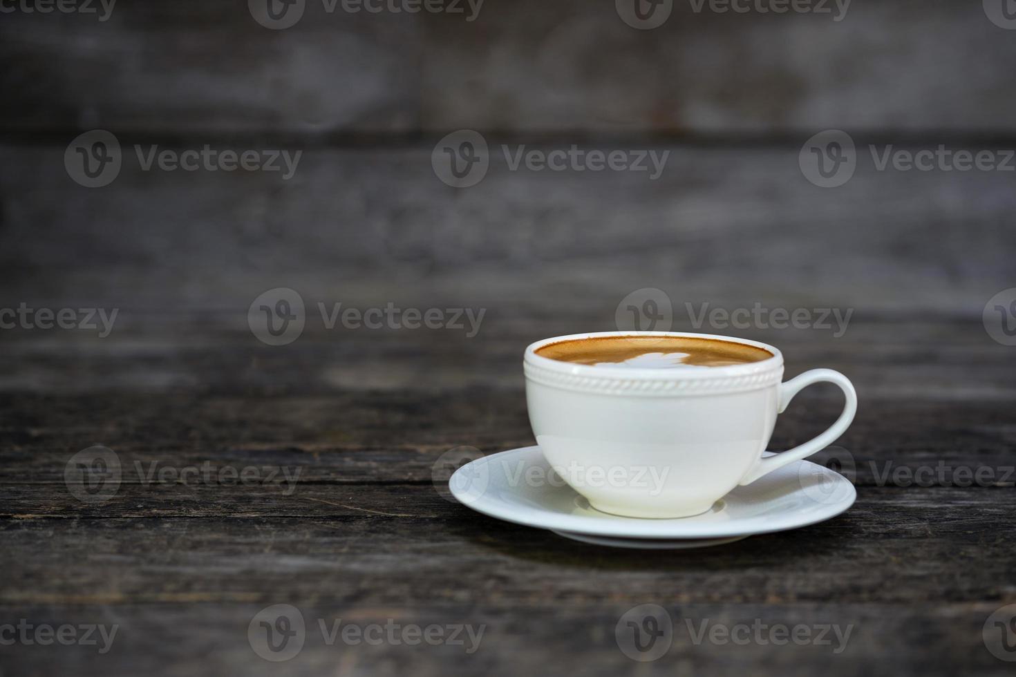 kopp kaffe på ett träbord foto