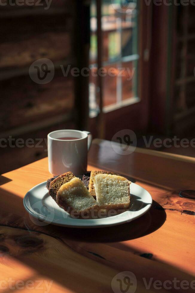 eras skiva bröd med varm espresso i en kopp på trä- stuga foto