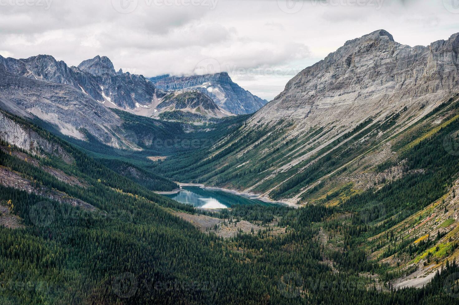 antenn se, sjö i klippig berg och vildmark på assiniboine provinsiell parkera foto