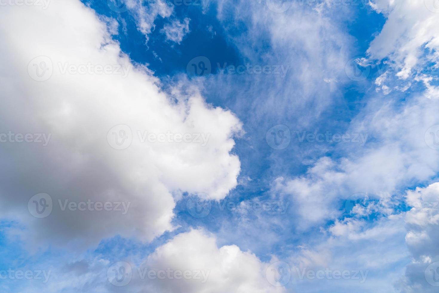 vita moln på den blå himlen foto