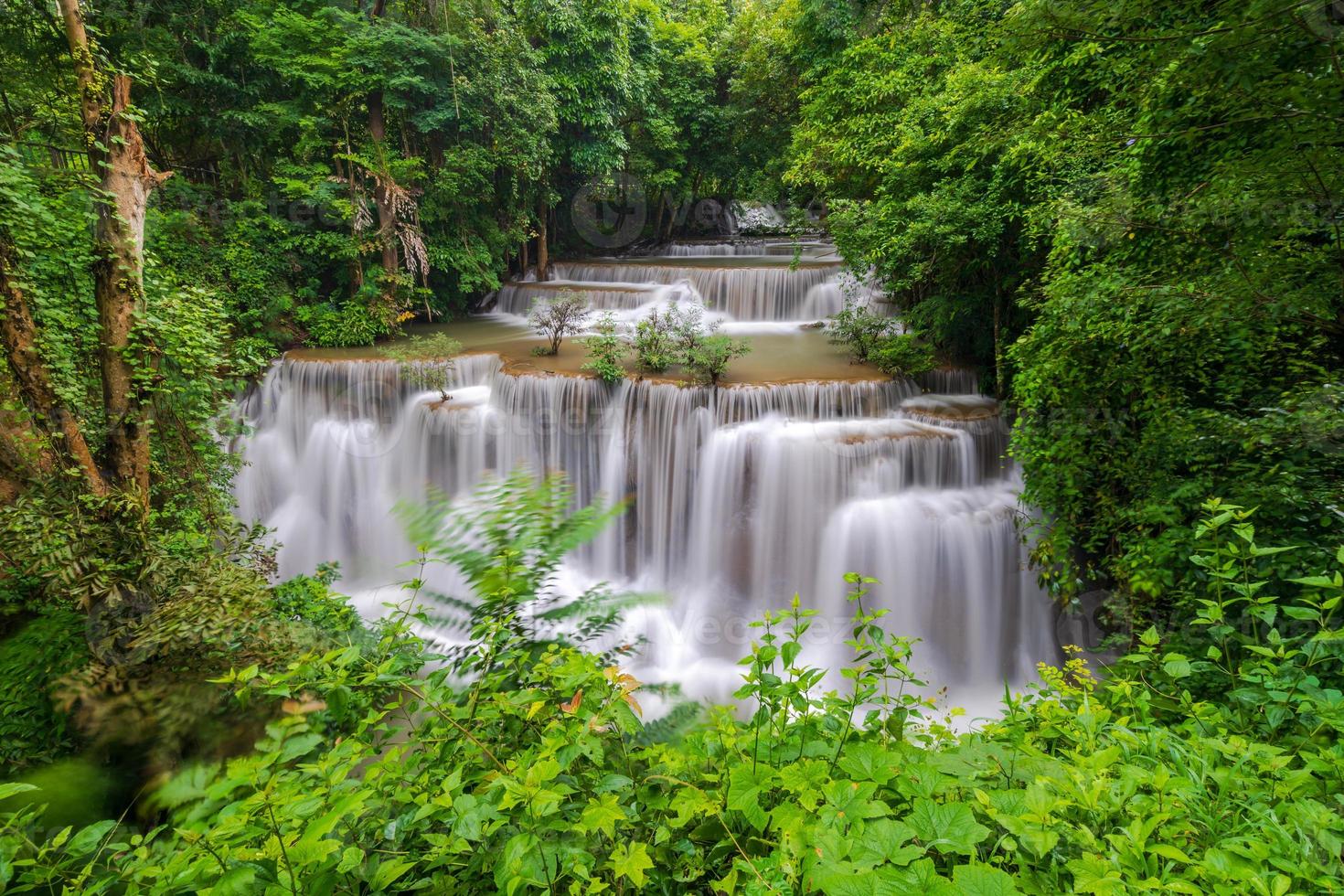 vackert vattenfall i djup skog, huay mae kamin vattenfall i kanchanaburi-provinsen, thailand foto