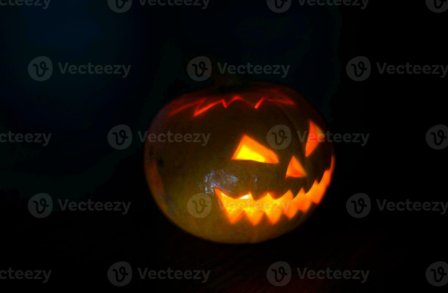 Lycklig halloween baner eller fest inbjudan bakgrund med moln fladdermöss och pumpor foton