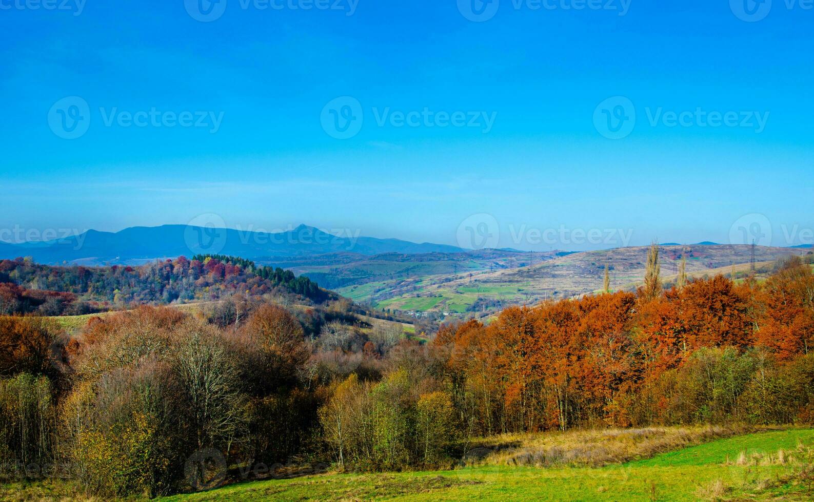 höst bakgrund. landsbygden skön landskap av höst bergen foto