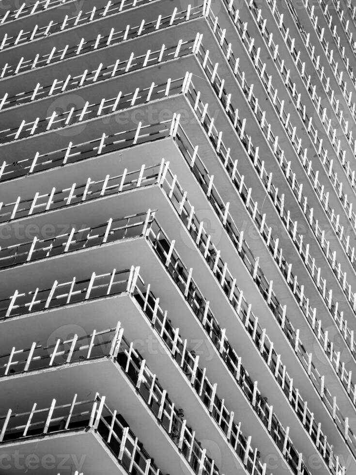 svart och vit bild av modern oavslutat byggnad foto