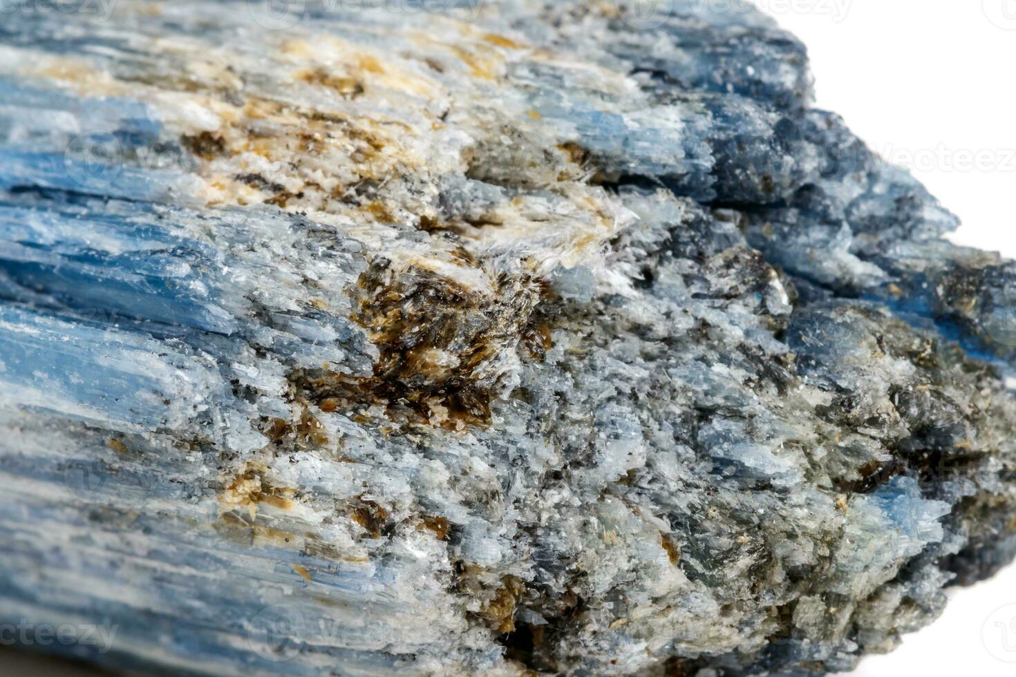 makro mineral sten kyanit en vit bakgrund foto