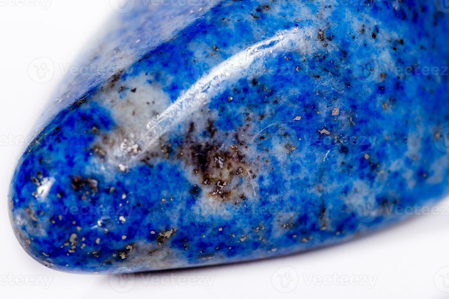 makro mineral sten blå lapis lazuli afghanistan på vit bakgrund foto