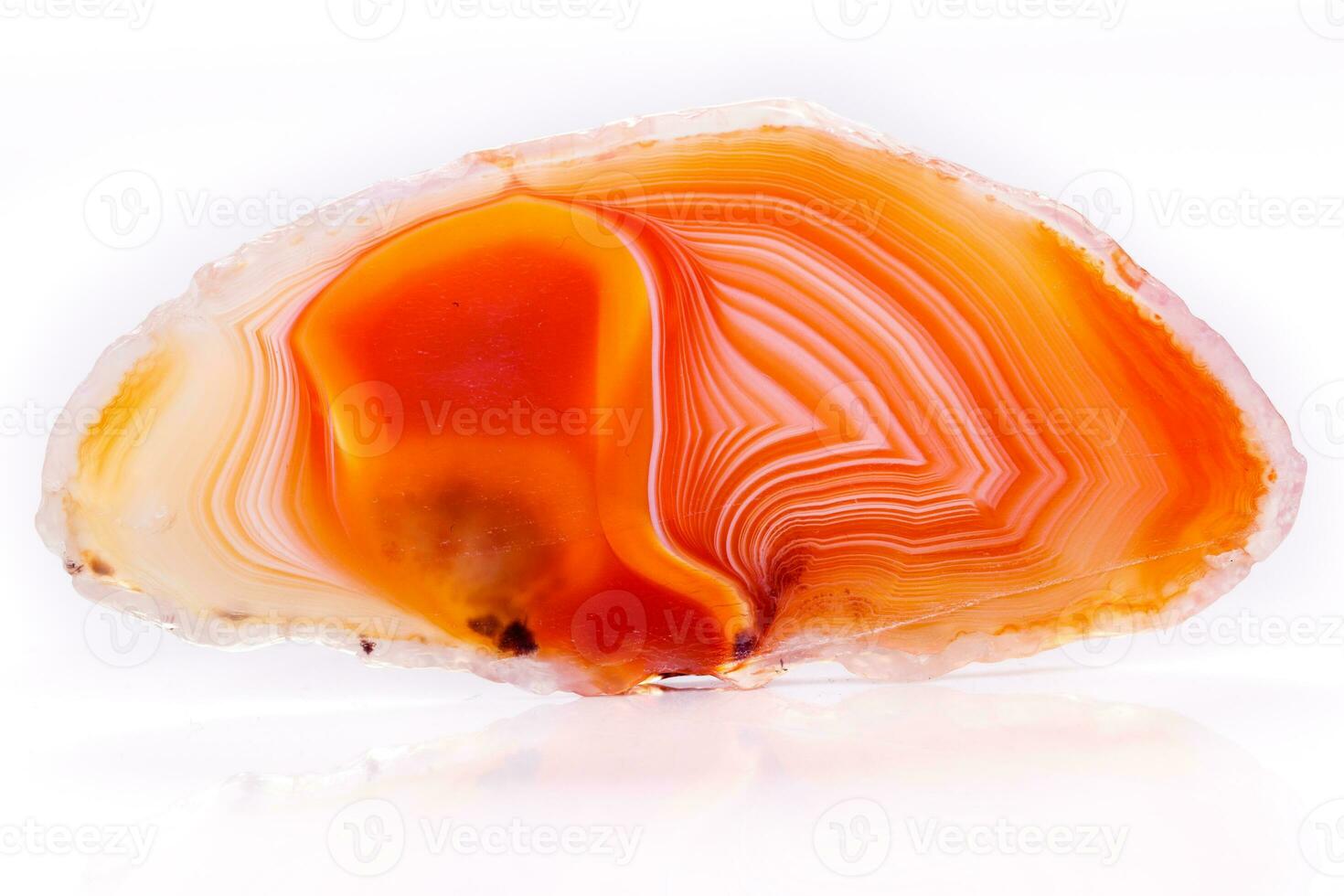 makro mineral orange agat i kristaller på vit bakgrund foto