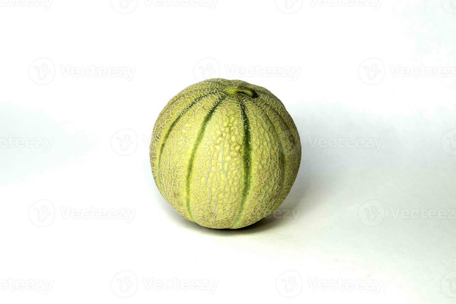 närbild av en melon på en vit bakgrund. foto