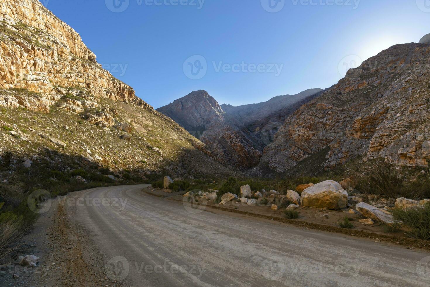 grus väg genom seweekspoort i de karoo foto