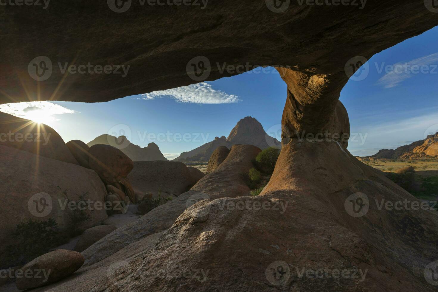 Sol starburst solnedgång på Spitzkoppe foto