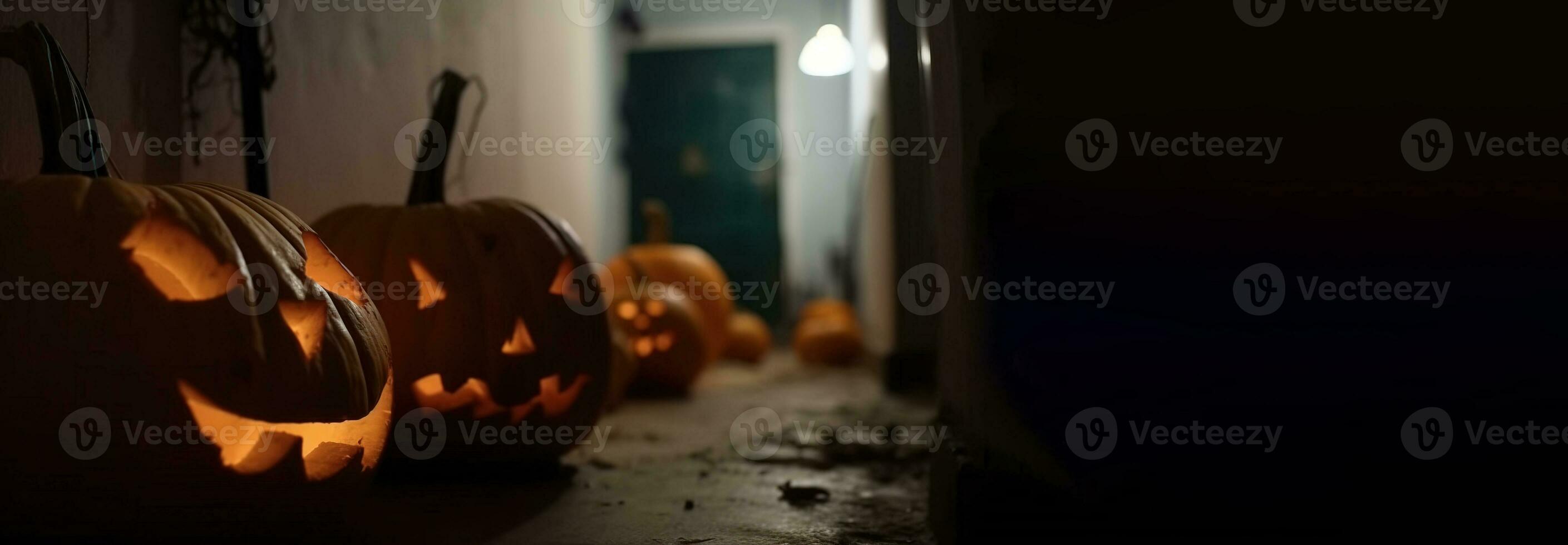 halloween pumpor i en läskigt tömma hus, mörk mystisk bakgrund. ai genererad. foto