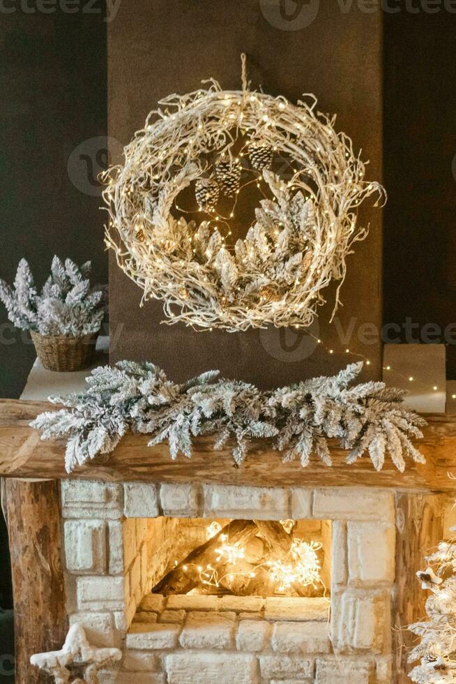 interiör av en rum med en öppen spis och en jul krans på de vägg, närbild. skapar en magisk jul atmosfär foto