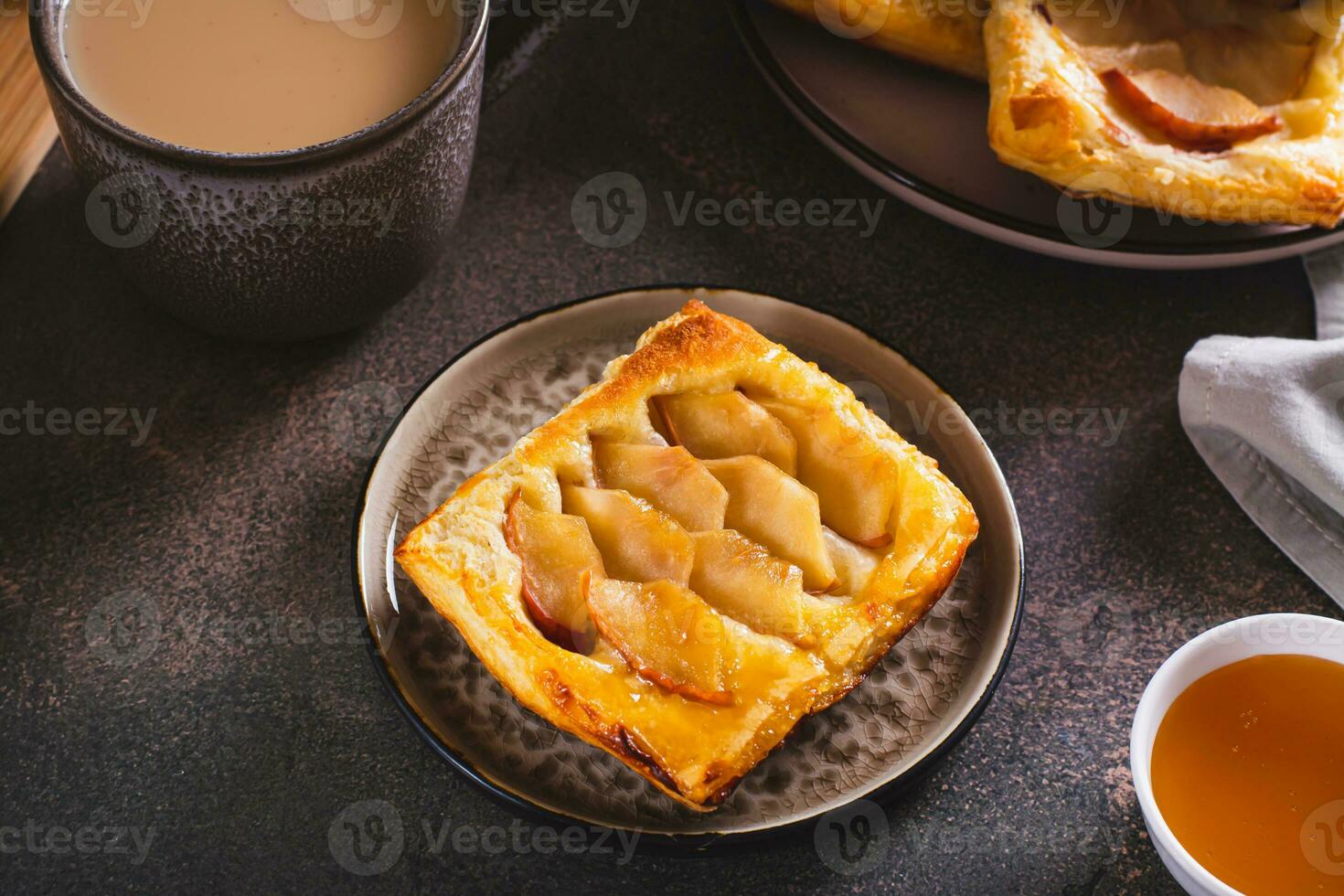 små upside ner puff bakverk kaka med äpple på en tallrik foto