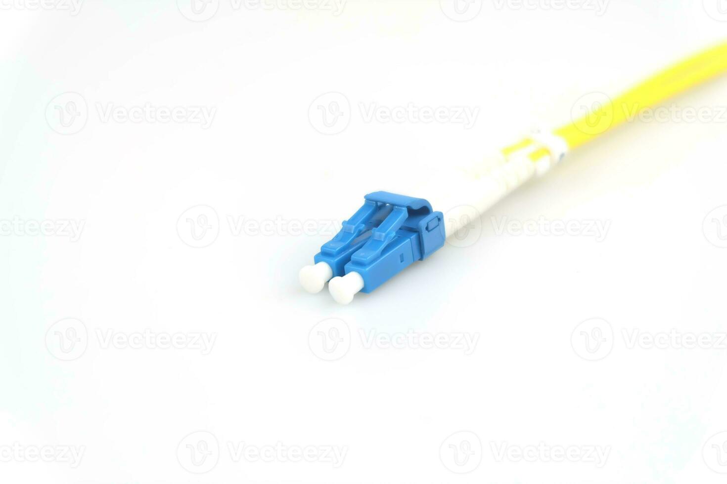 fiber optisk kabel- kontakt typ lc, isolerat på vit bakgrund foto