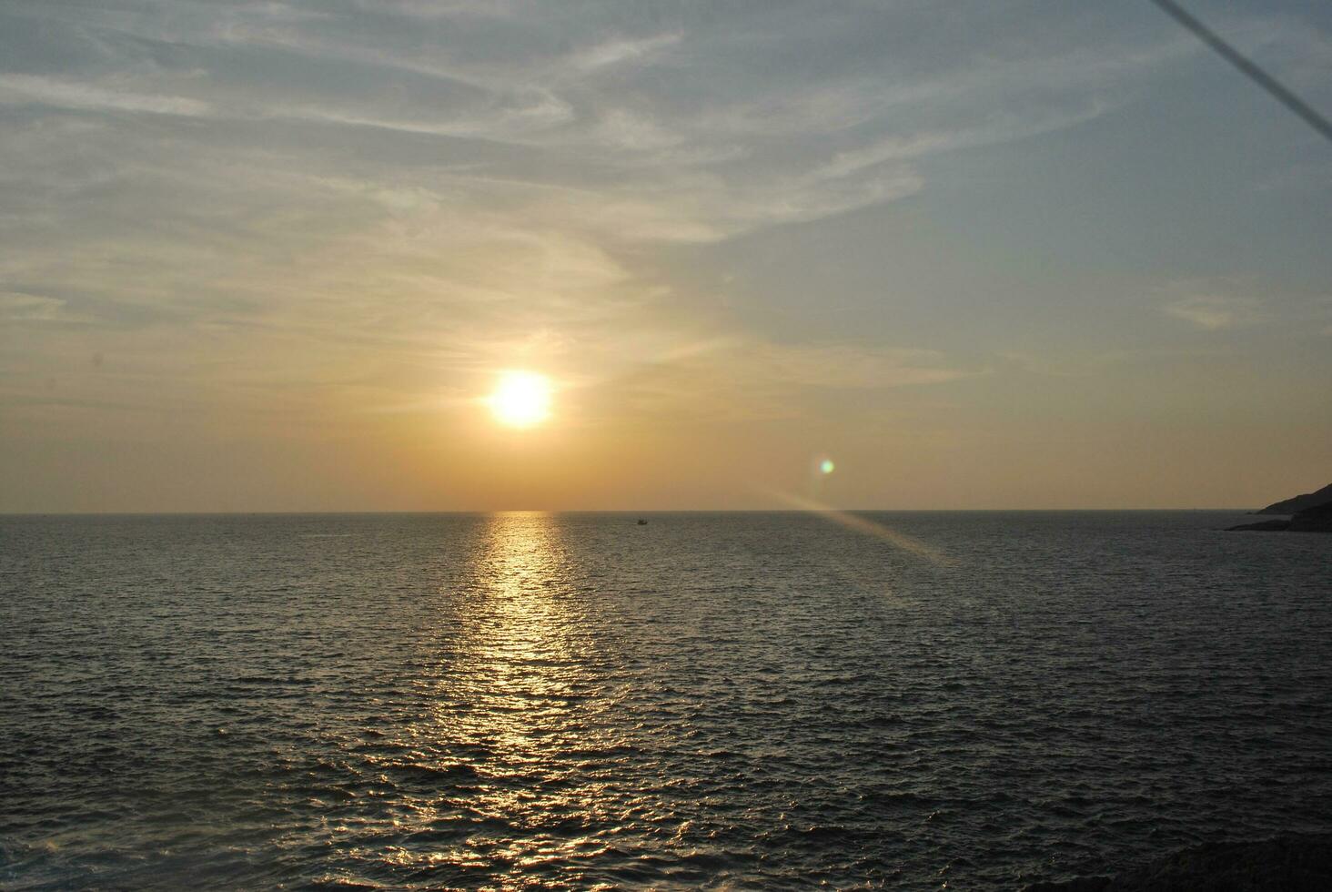 en Yacht på solnedgång på de havets yta. solnedgång med en yachts silhuett, thailand foto