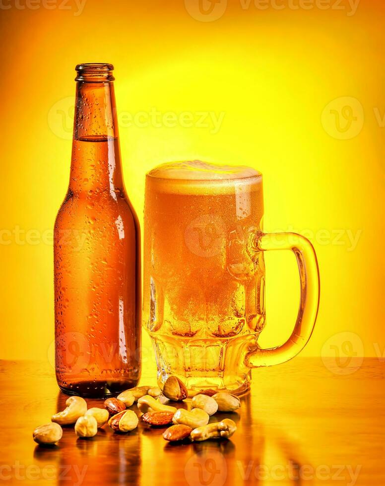 flaska av öl och nötter foto