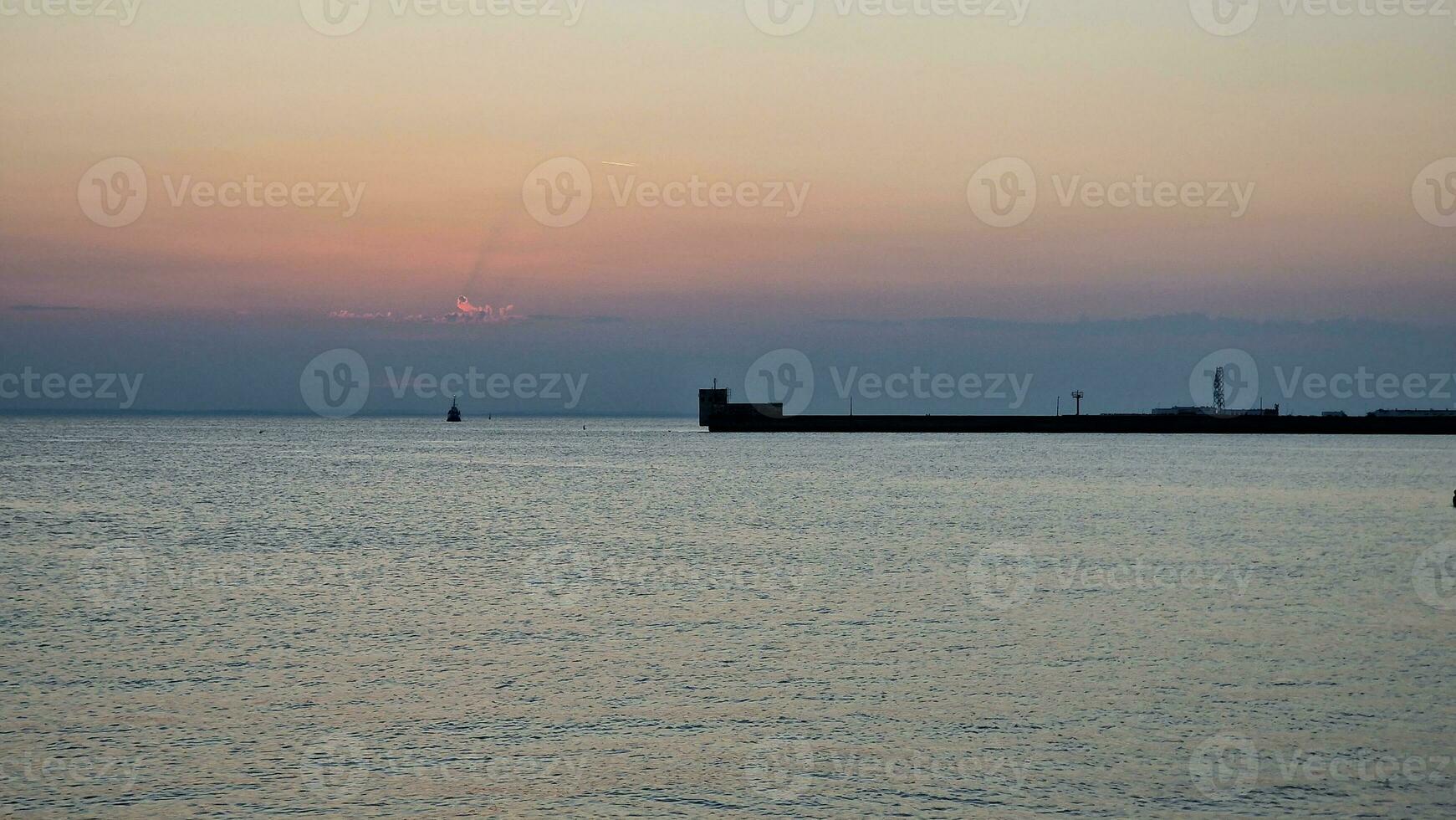 en resa till de han Jag halvö, de baltic hav. först steg i supera simning och en skön solnedgång i de stad av han Jag. foto