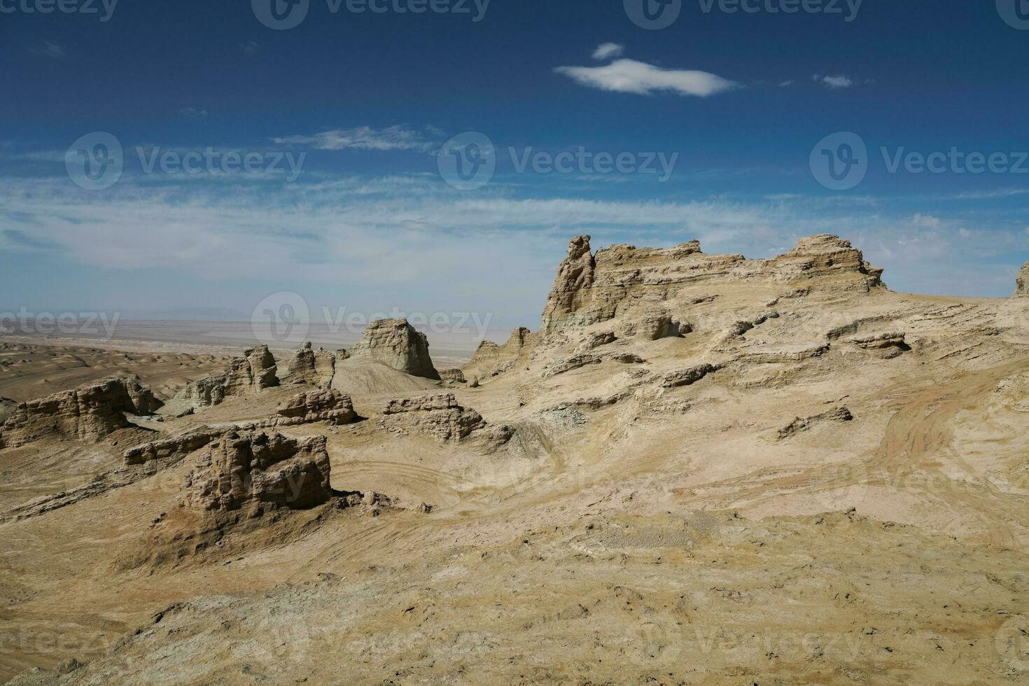 kullar och erosion terräng, naturlig bakgrund. foto