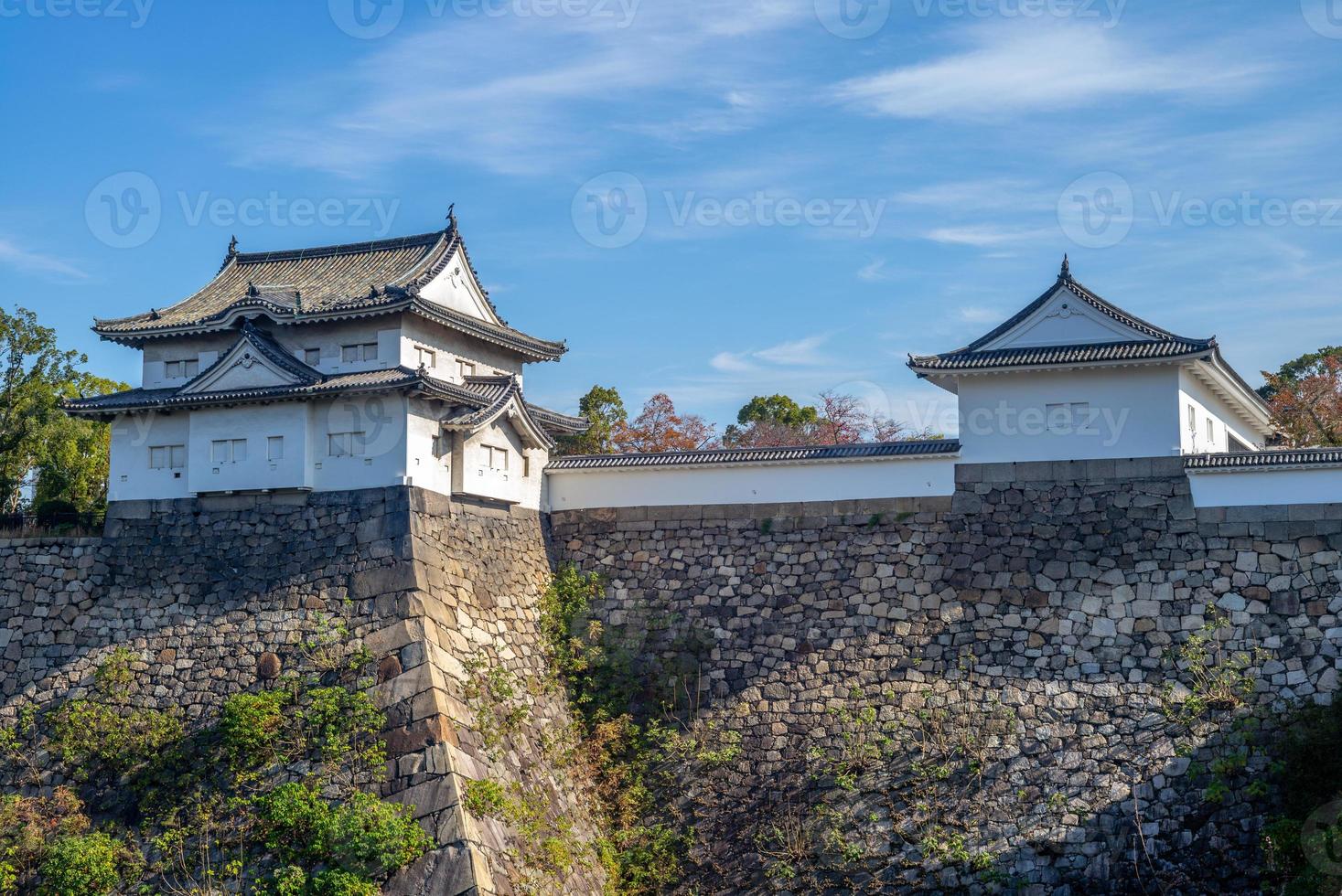 yagura och vallgrav av Osaka slott i Osaka, Japan foto