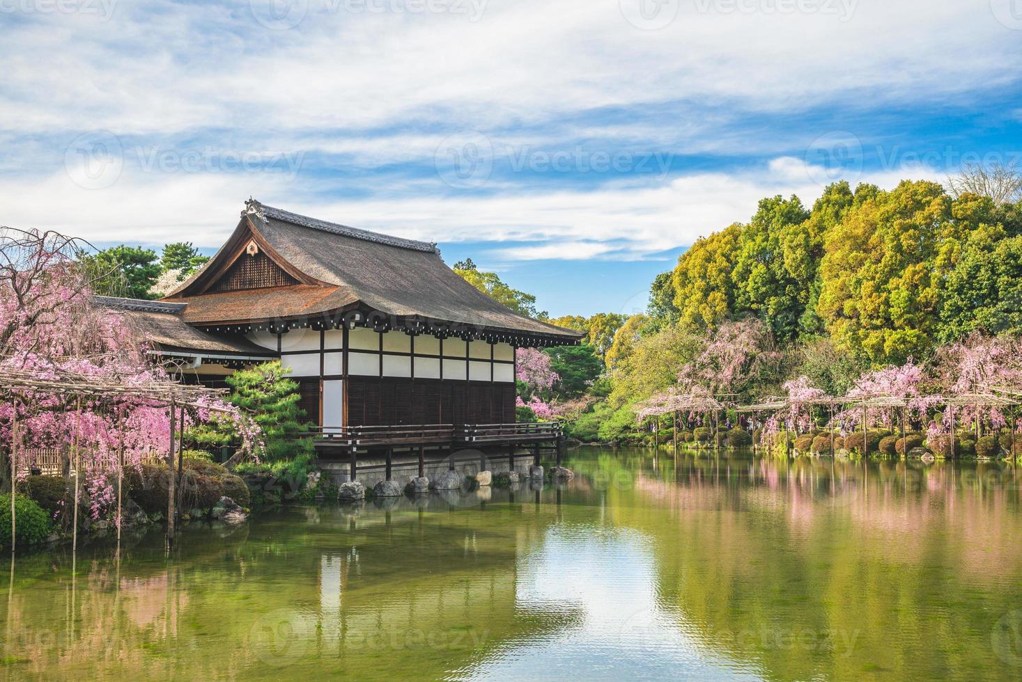 japansk trädgård i heian-helgedomen, kyoto, japan foto