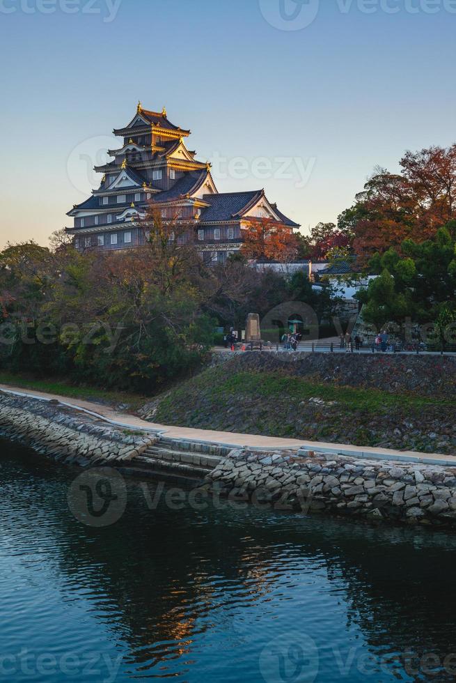 okayama castle aka ujo vid floden asahi på okayama i japan foto