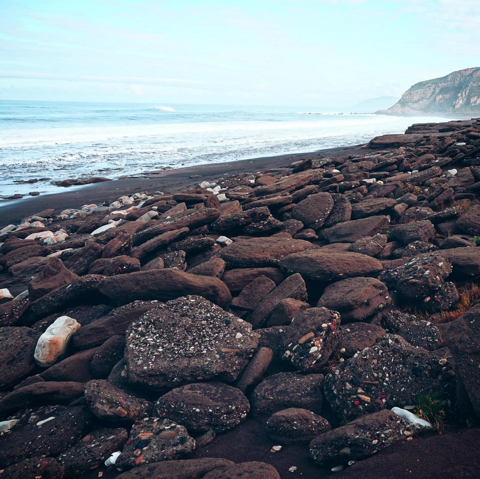 stenar i havet vid kusten foto