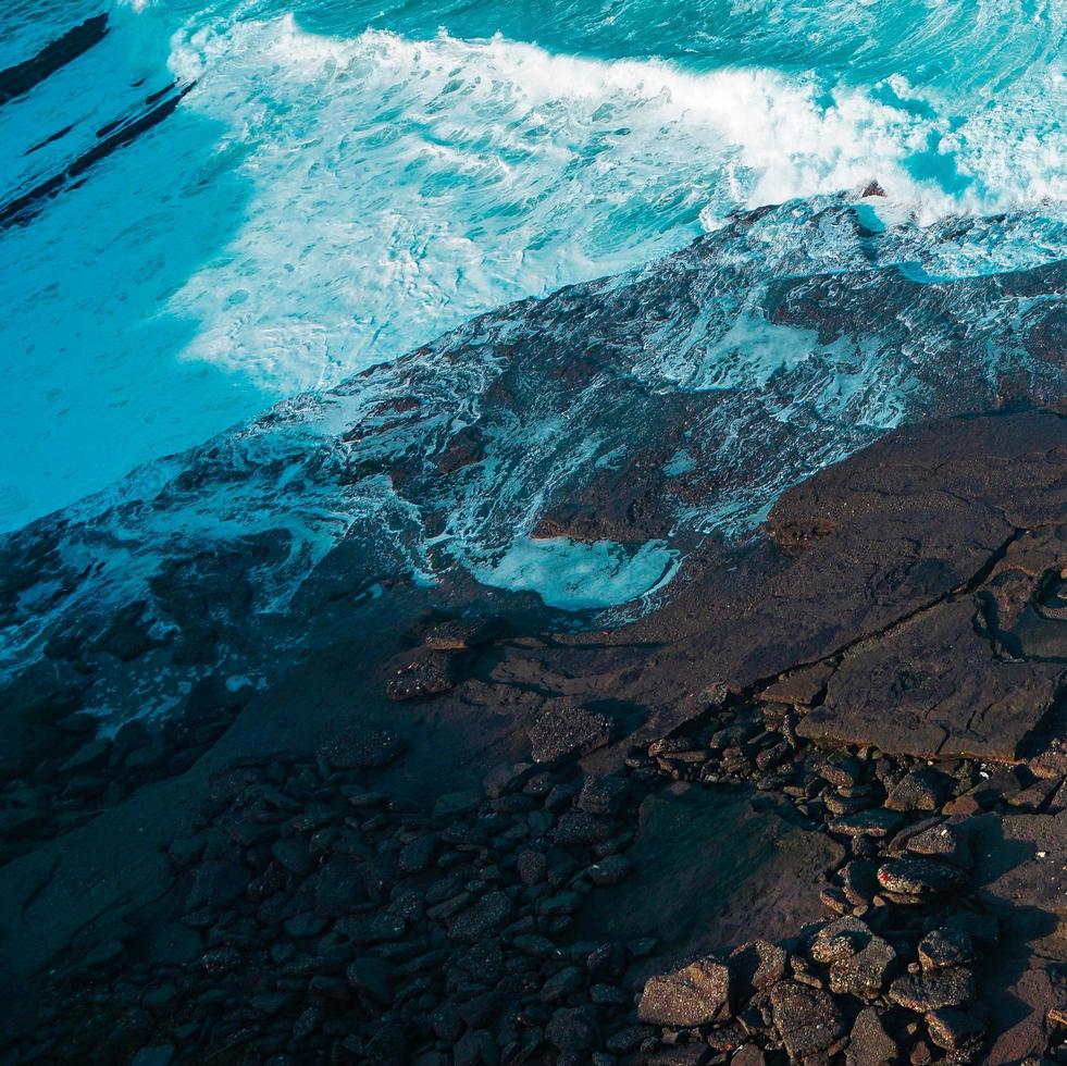 stenar i havet vid kusten foto