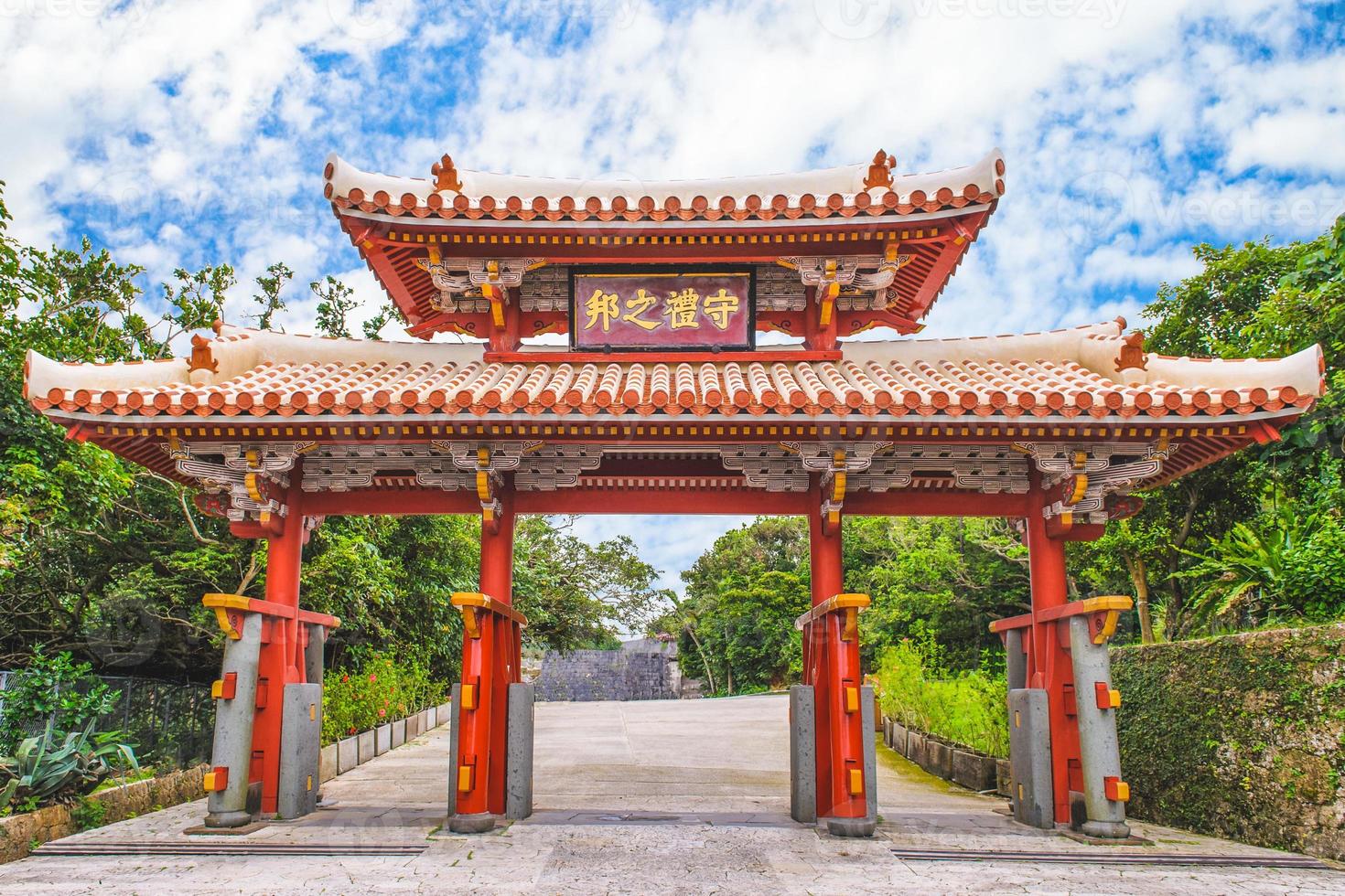shureimon gate till shurislottet i okianawa foto