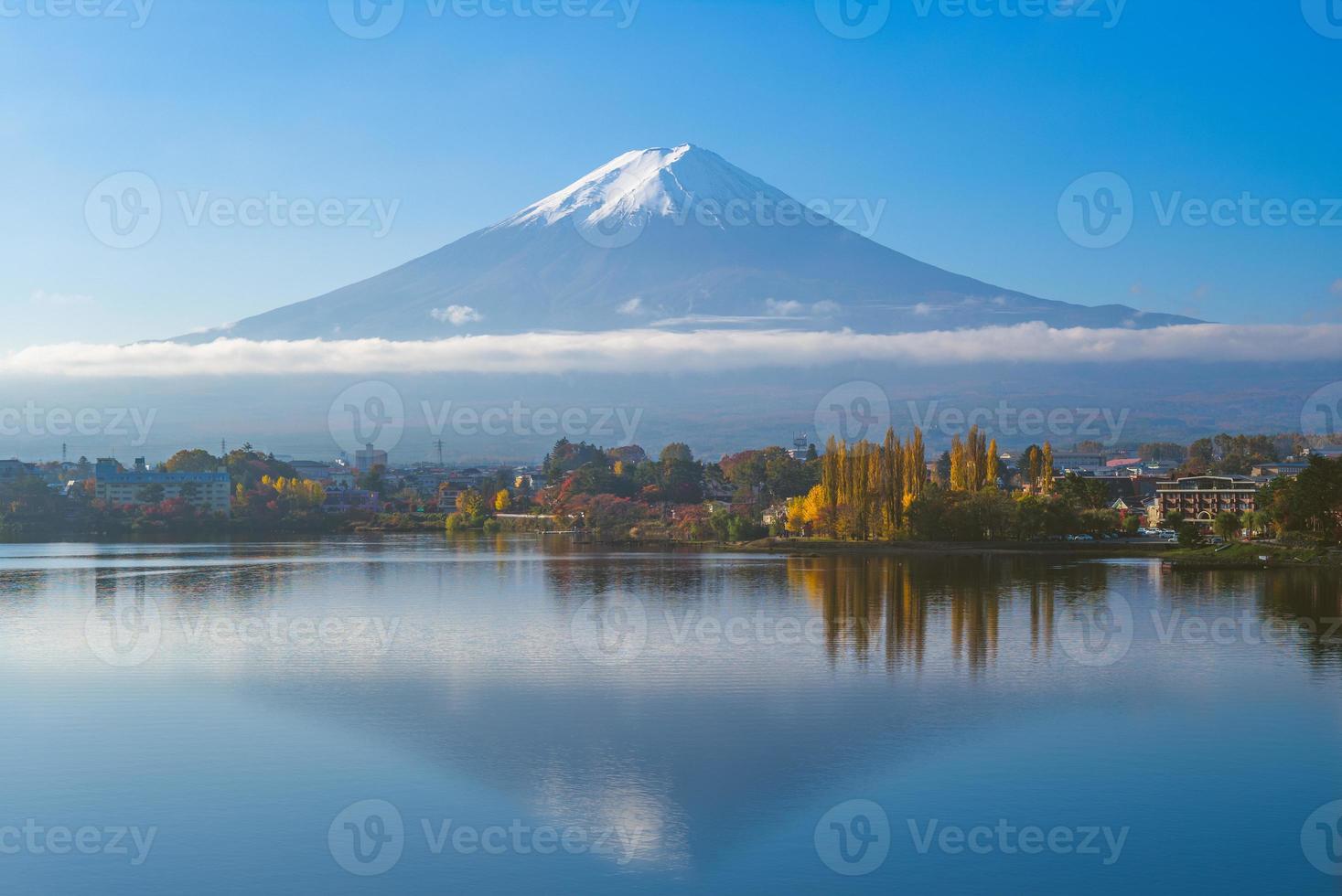 Mount Fuji och Lake Kawaguchi vid Yamanashi i Japan foto