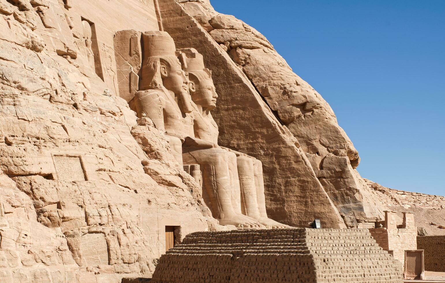 huvud statyer av farao ramses ii på abu simbel tempel. egypten foto