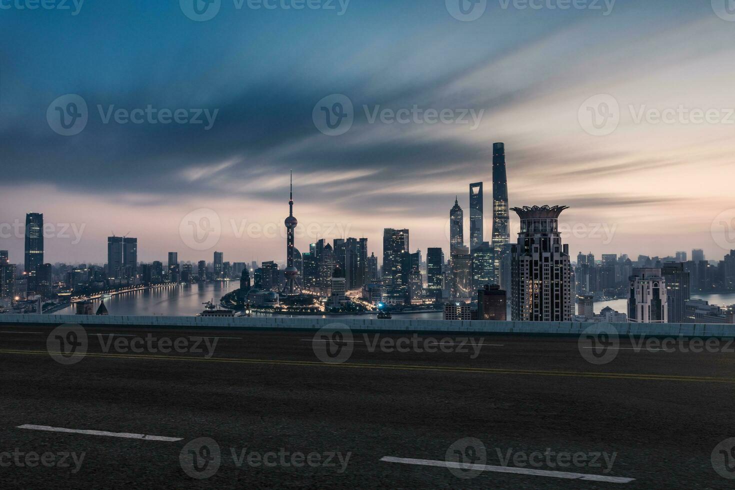 asfalt väg och urban byggnad av Shanghai, uppfart och väg. foto