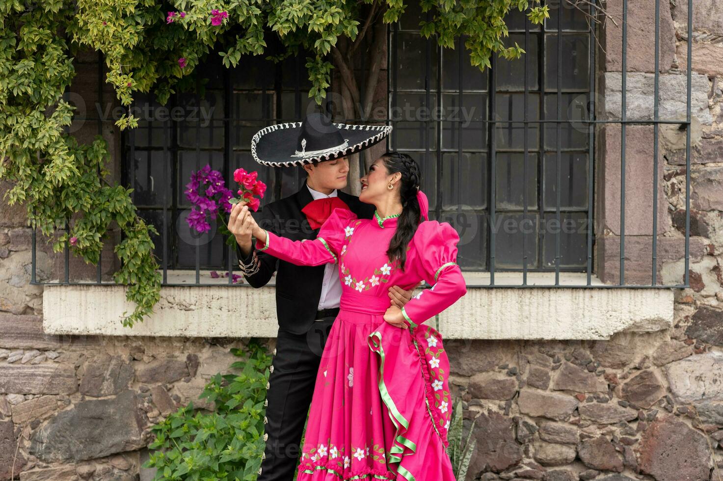 ung latinamerikan kvinna och man i oberoende dag eller cinco de mayo parad eller kulturell festival foto