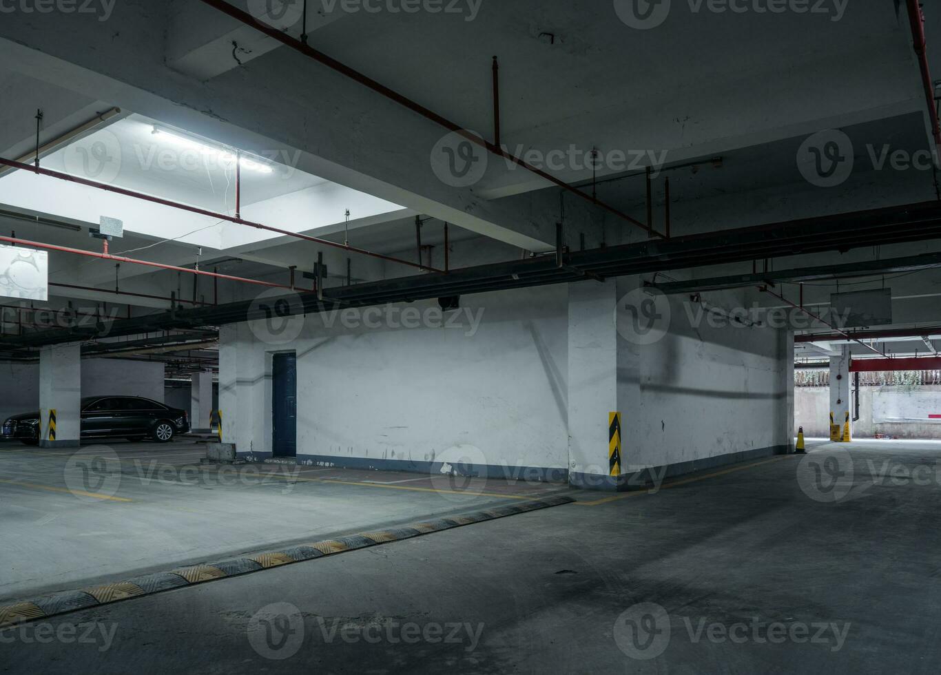 gammal parkering massa med belysning, betong byggnad foto